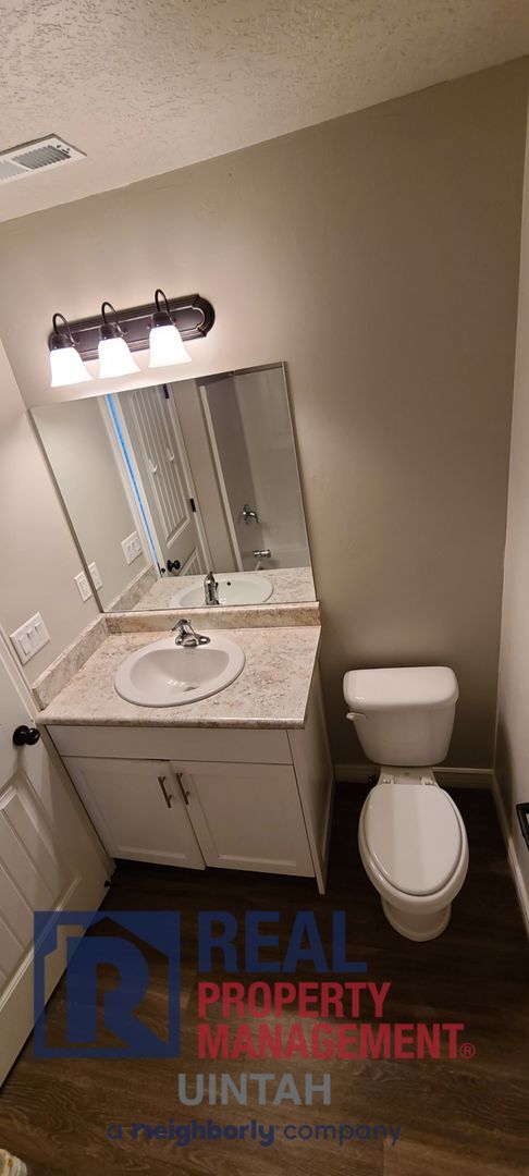 Building Photo - Cozy 3 Bedroom 2 1/2 Bath Condo