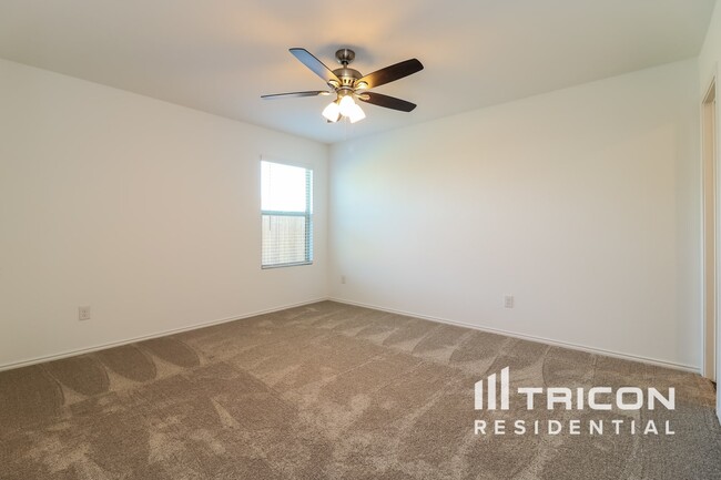 Building Photo - 1008 Lady Bird St