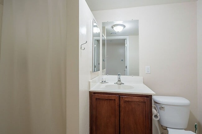 Building Photo - 928 E 6th St