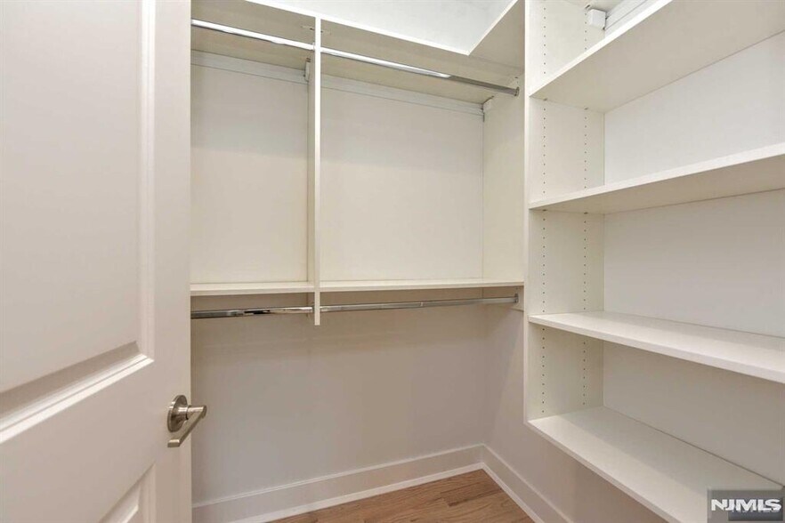 EN-SUITE WALK IN CLOSET - 234 Rivervale Rd