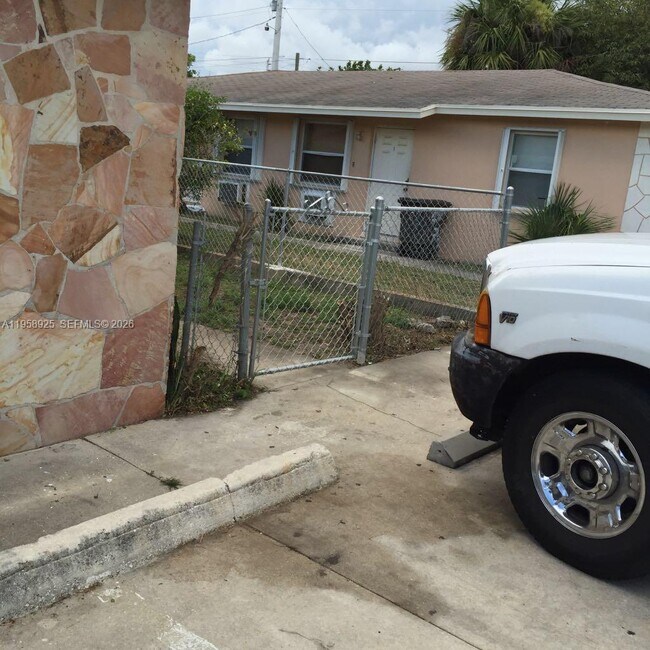 Building Photo - 726 21st St