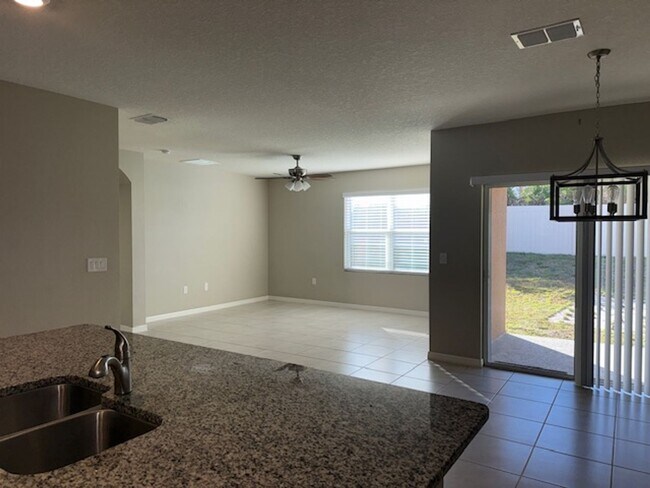 Building Photo - Grab this 4 bedroom home today!