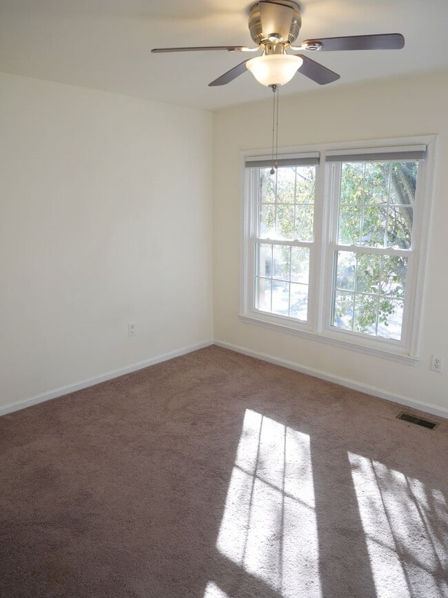 Building Photo - Jessup Townhome- Move-in Ready