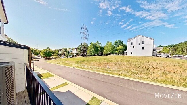 Building Photo - 645 District Ct