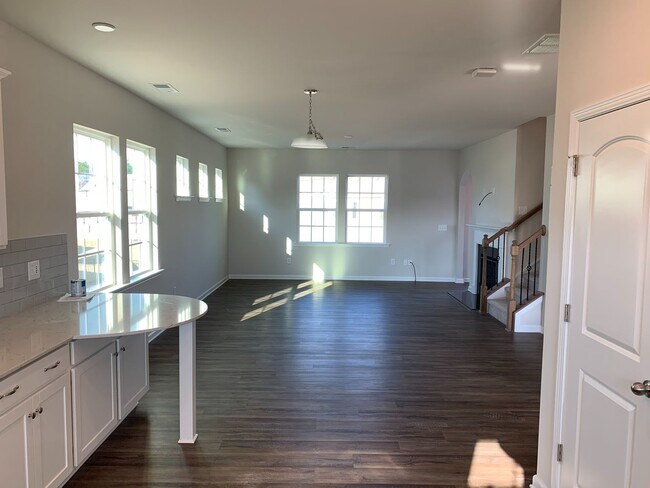Building Photo - Resort life for your family in the Palisades!
