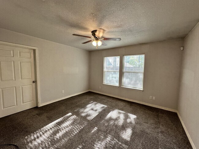 Building Photo - 1310 Sabine St