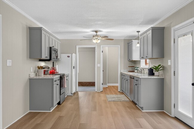 Building Photo - 3 bedroom, 2 bathroom House in Eden!