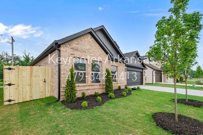 Building Photo - 4 Bed, 2 Bath Home