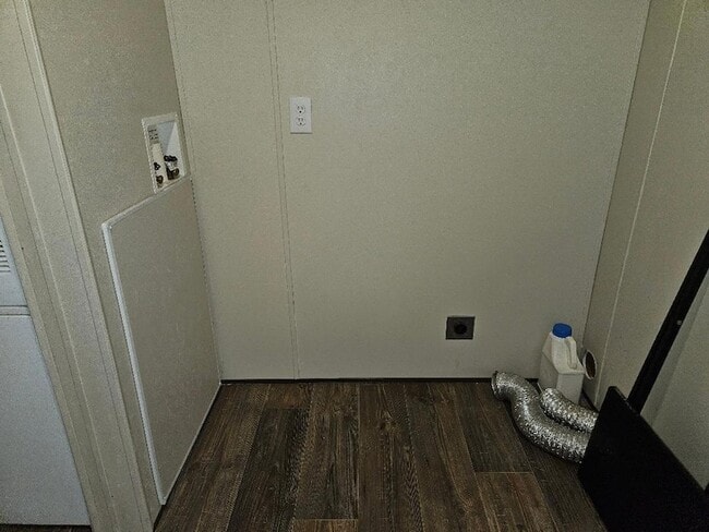 Building Photo - 482 McDonald Ln W