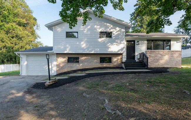 Building Photo - Spacious 3 bedroom home