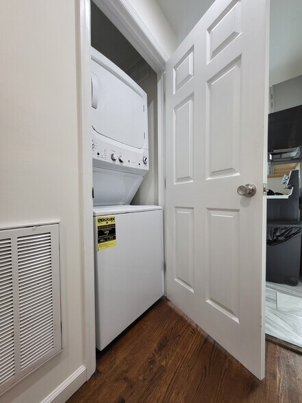 Washer and dryer - 1512A Sweetbriar Ave