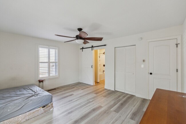 Building Photo - Chic & Modern North Charleston Home with Spacious Backyard