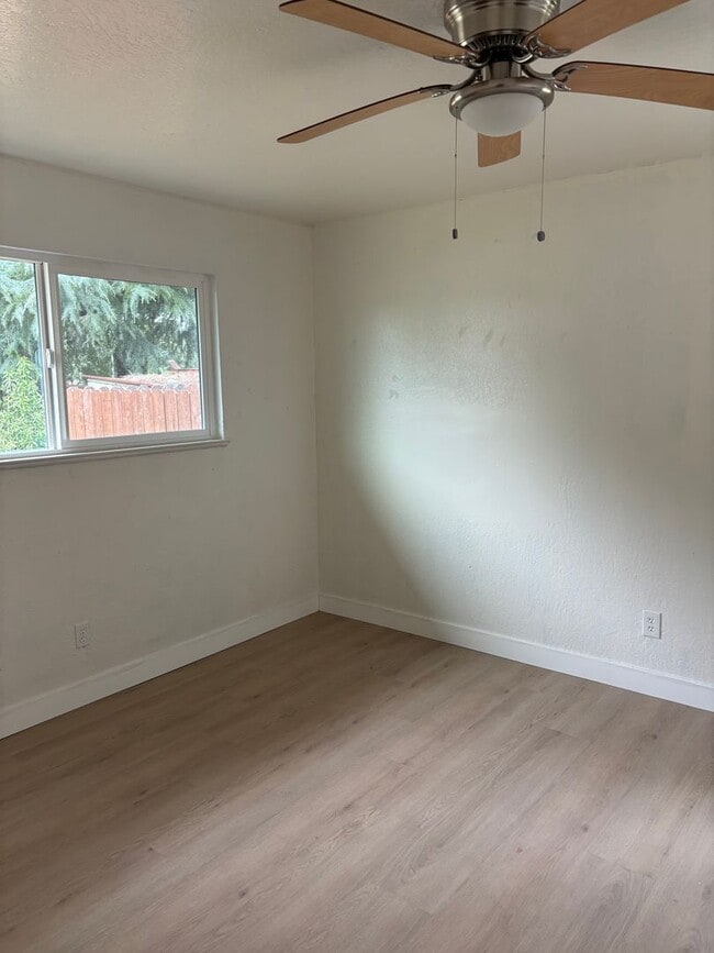 Building Photo - 17 Hollis Ln