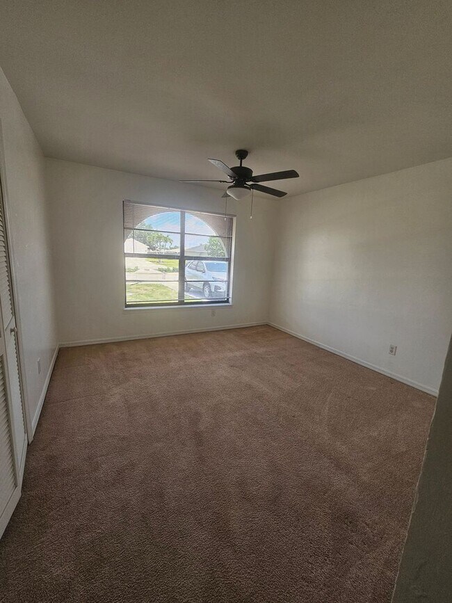 Building Photo - Freshly painted and brand new carpet/laminate 2 bed 2 bath 1 car garage single family home!!!