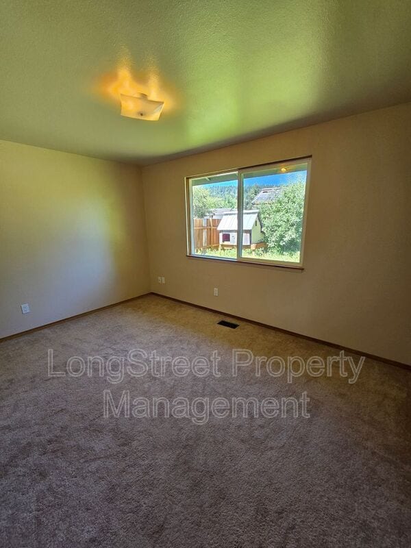 Building Photo - 1495 NW Forestgreen Ave