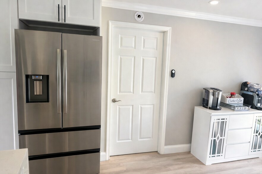 Kitchen - 7344 Palmdale Dr