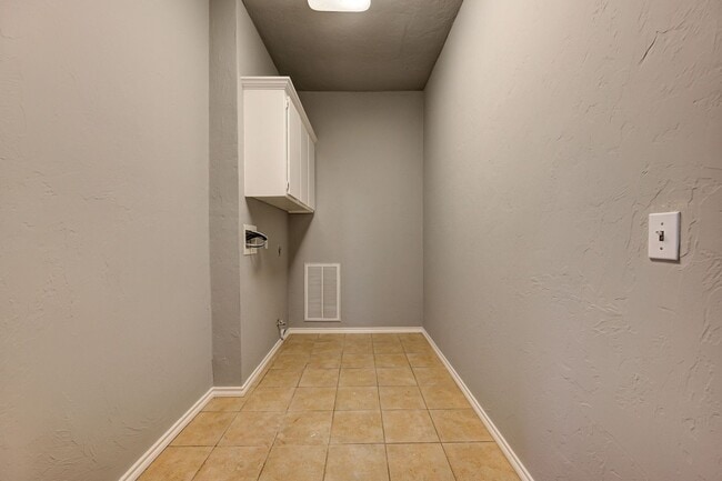 Building Photo - Move in Special !! $250 Off your First Full Month Rent! Beautiful Large 4BD/2BTH Home Near Tinker...