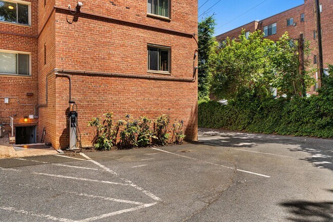 Building Photo - 4800 Chevy Chase Dr