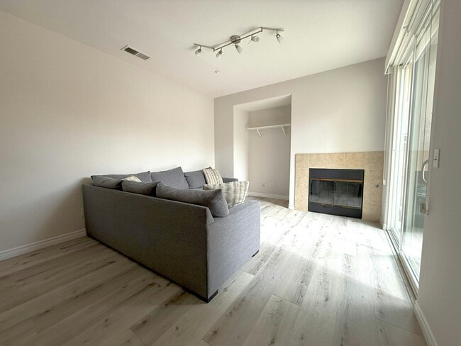 Building Photo - 956 Mira Lago Way