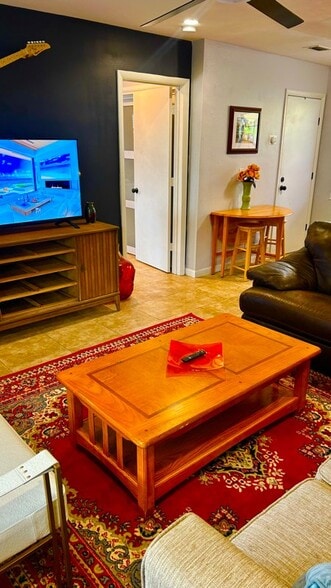Building Photo - 1035 - 1037-1037 NE 32nd St