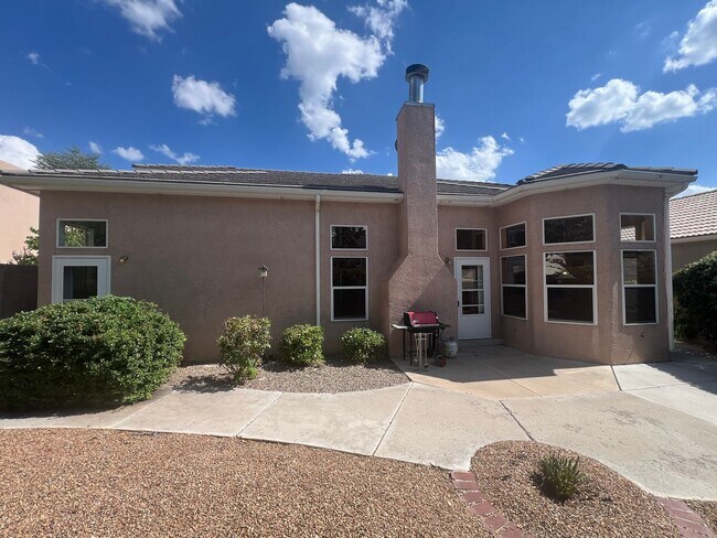 Building Photo - 3 Bedroom Home Available in Tanoan Near Ac...