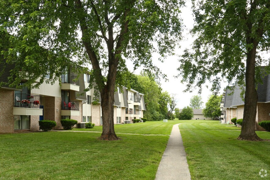 Primary Photo - Baypointe Apartments