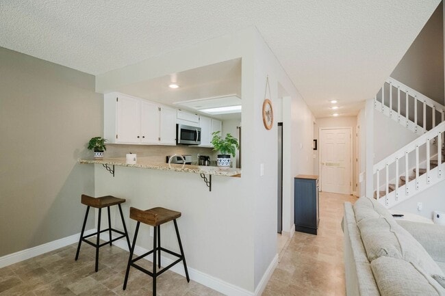 Building Photo - Gorgeous 3 Bed / 4 Bath Townhome in Centen...