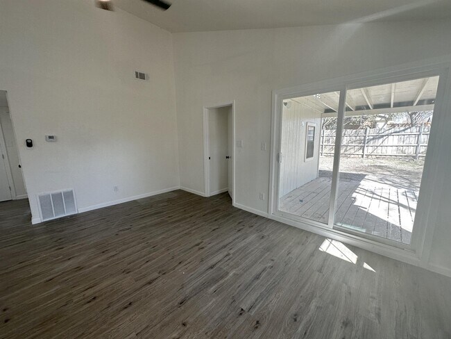 Building Photo - 404 Justice Dr