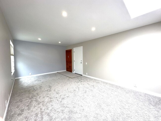 Building Photo - EPIC REA: Bright 1bd/1ba Condo with Washer/Dryer in unit and Parking!