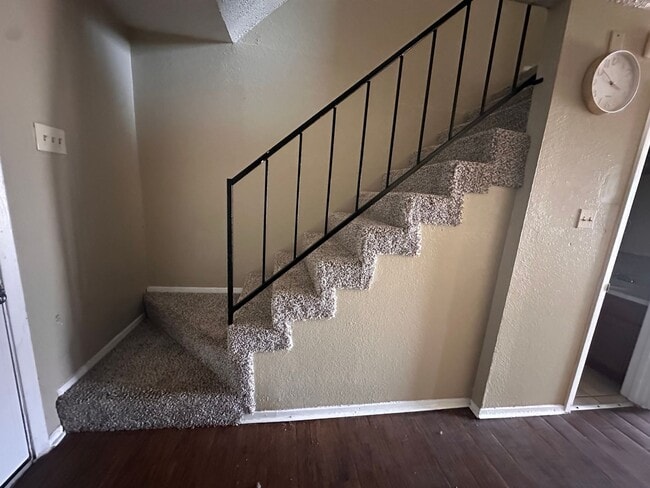 Building Photo - Spacious 2 story townhouse with fenced yard!