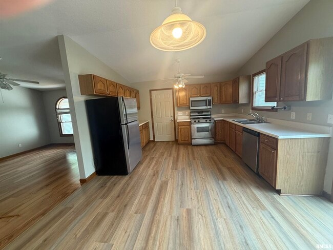 Building Photo - 613 Oakbrook Ave