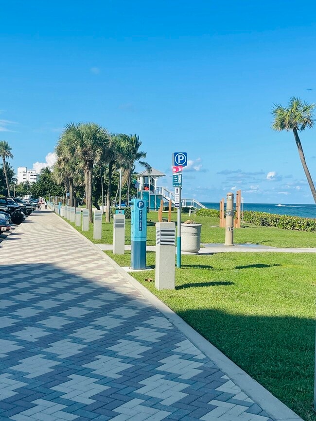 Building Photo - 1237 Hillsboro Mile