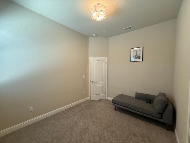 Building Photo - Upgraded single story home in Manteca!