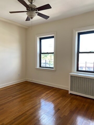 Building Photo - 132 N Chatsworth Ave