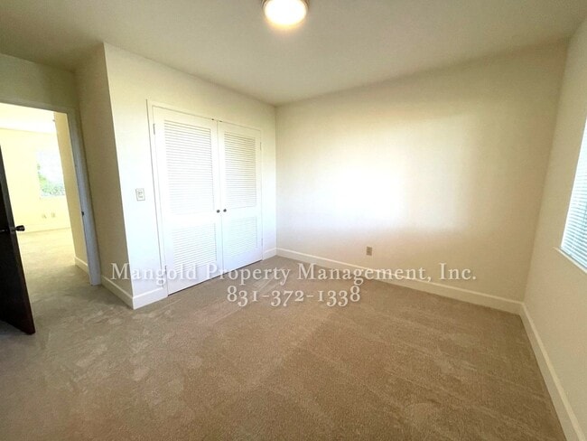 Building Photo - Beautiful 4-bed 2-bath Home with Cozy Fireplace, Front and Back Yards and Large Windows!