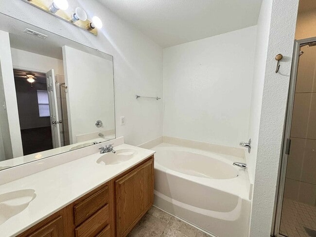 Building Photo - 830 W Colony Dr