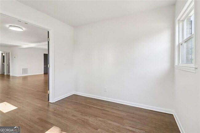 Building Photo - 2219 Lisa Dr SE