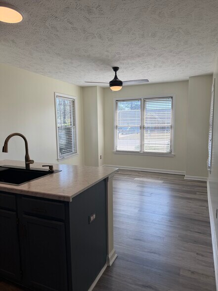 Building Photo - 6550 Brookshire St