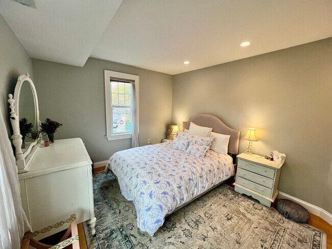 Building Photo - 150 Vassal Ln