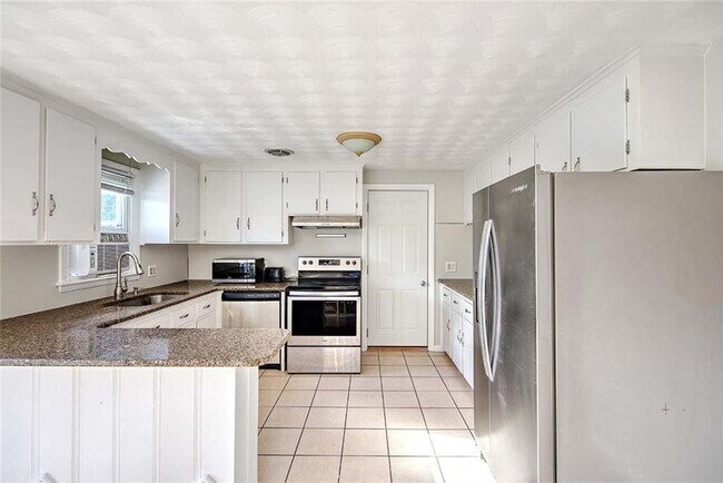 Building Photo - 138 Youngs Ave