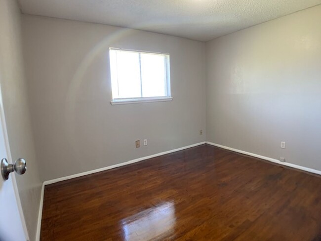 Building Photo - Move -in Special: Three Bedroom Moore!  Be...