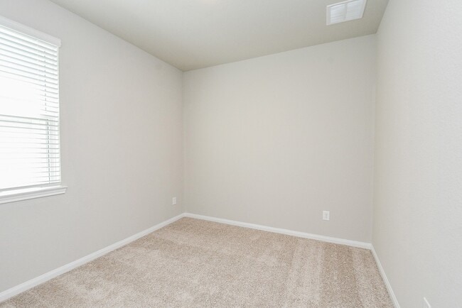 Building Photo - 14042 Chinook Dr