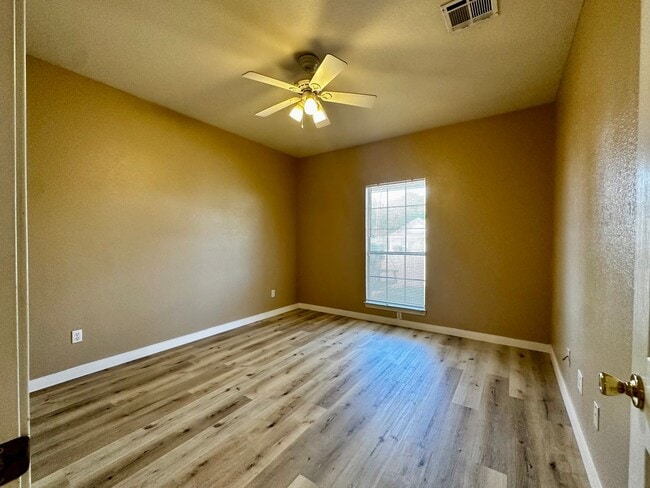 Building Photo - 4/4 Duplex in the Baylor Bubble!
