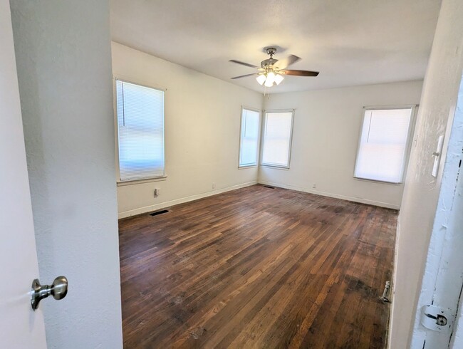 Building Photo - Available Now! 2 Bedroom