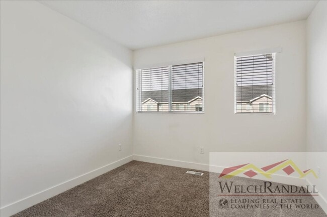Building Photo - Live in Style – 3 Bed, 2.5 Bath Townhome i...
