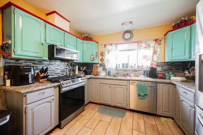 Building Photo - No HOA- Single story pool home