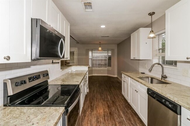 Building Photo - 15631 Cascade Point Dr