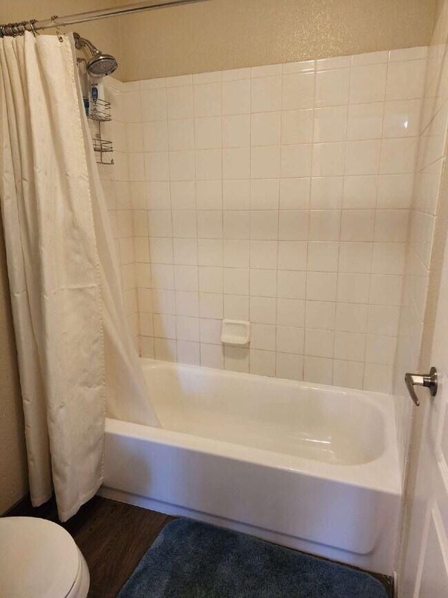 Building Photo - Fully furnished 2 bedroom 2 bathroom unit ...