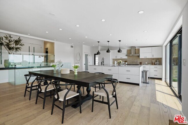 Building Photo - 1812 Navy St