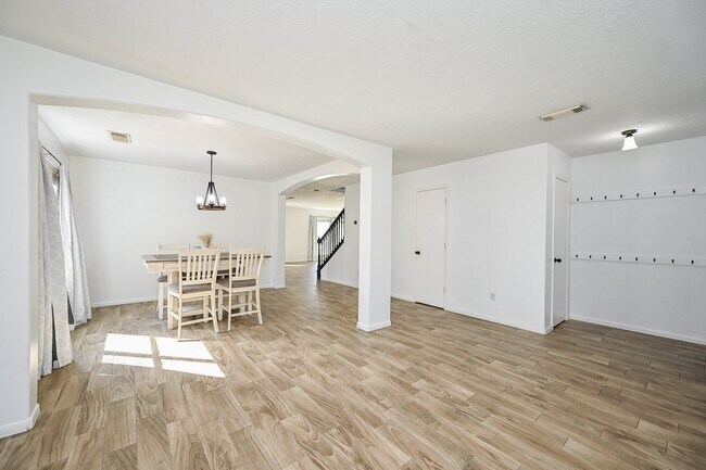 Building Photo - 2534 Halstead Dr